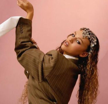 الفلسطينية "إليانا" أول فنانة عربية تقدم مجموعة كاملة لأغاني عربية بمهرجان "كوتشيلا"