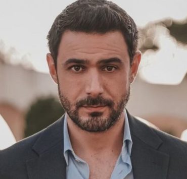 بعد إطلاق سراحه.. بطل مسلسل "الثمن" يطمئن محبيه - صورة