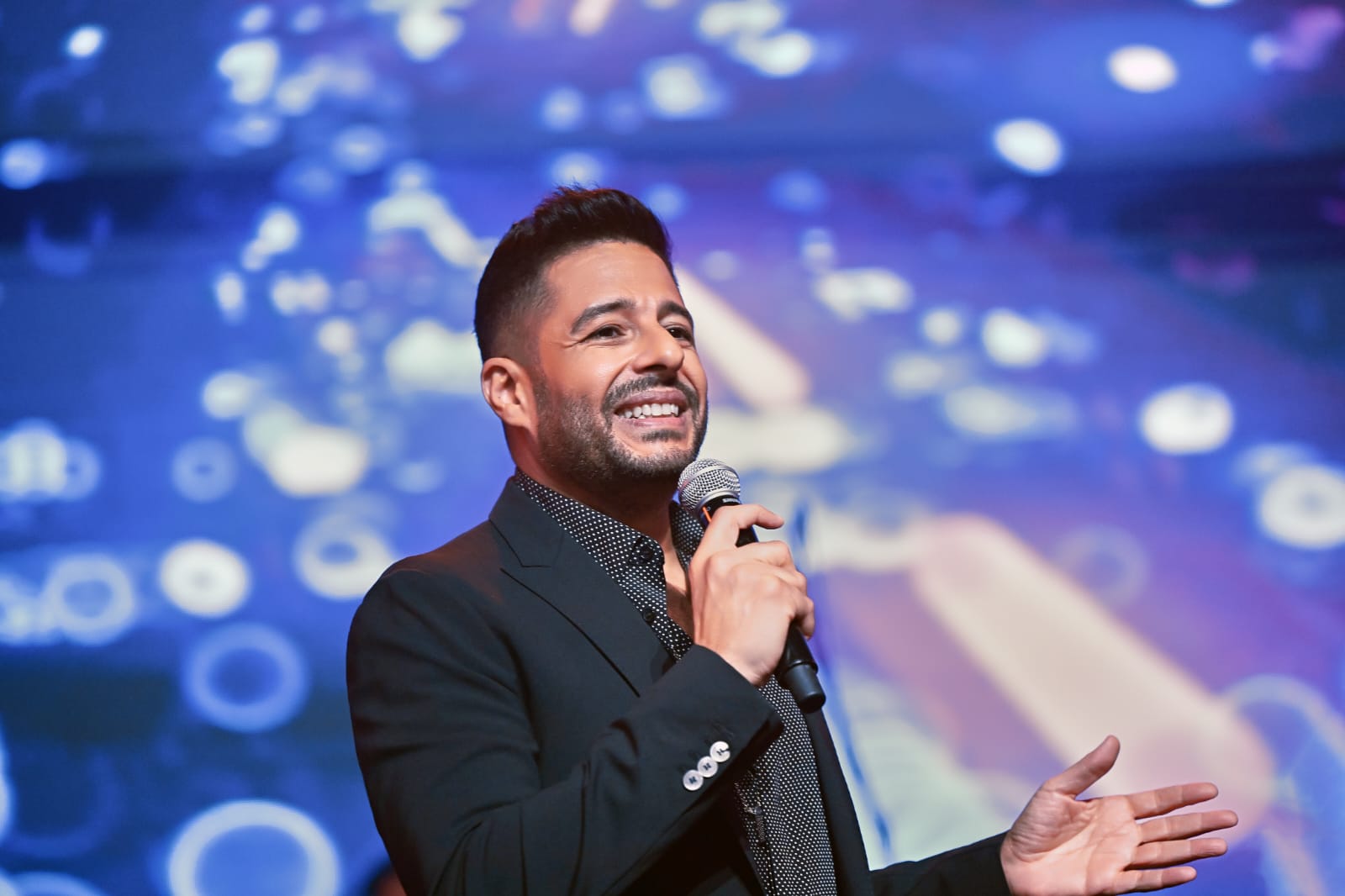 حماقي يلتقي جمهوره في مصر قبيل حفله بجدة