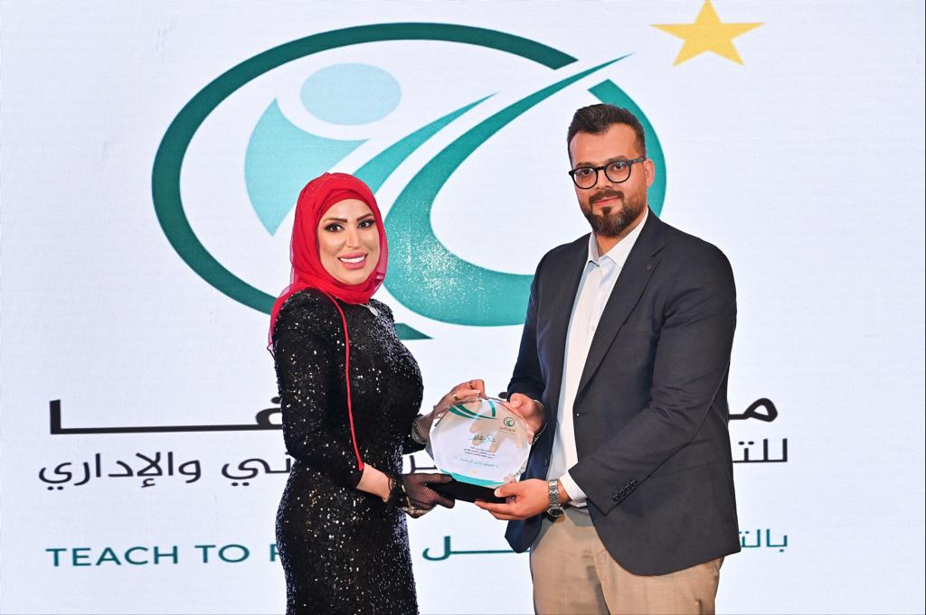 زينب الآغا تعلن عن افتتاح مركز للتدريب والتطوير وتوقع كتابها "علمتني الحياة"