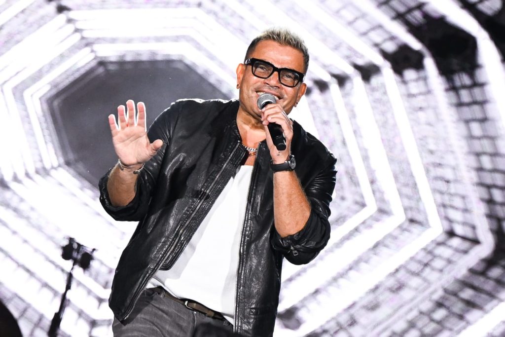 رقص وغناء وأغنية جديدة.. عمرو دياب يشعل أجواء الجامعة الأمريكية