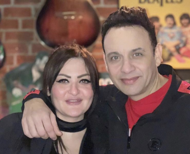 بصور رومانسية.. مصطفى قمر يحتفل بعيد زواجه