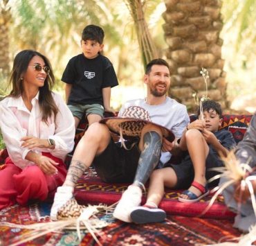 ميسي وعائلته في جولة سياحة بالسعودية