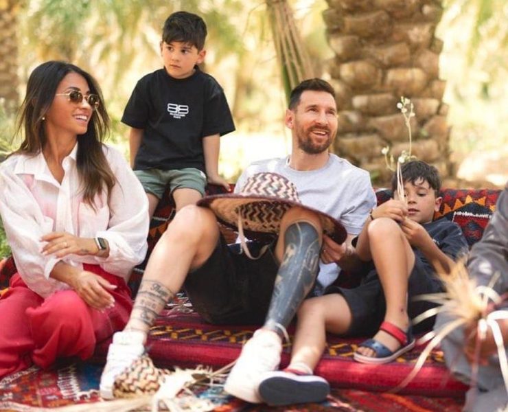 ميسي وعائلته في جولة سياحة بالسعودية
