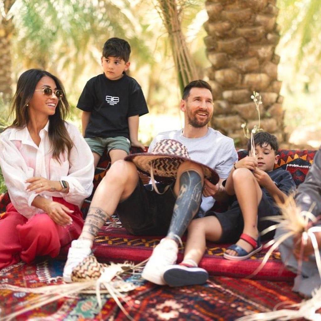 ميسي وعائلته في جولة سياحة بالسعودية