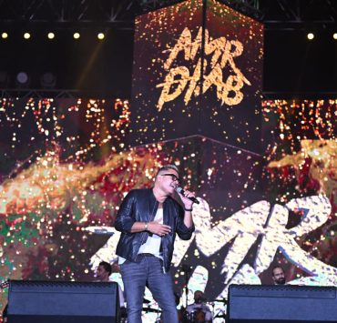 رقص وغناء وأغنية جديدة.. عمرو دياب يشعل أجواء الجامعة الأمريكية