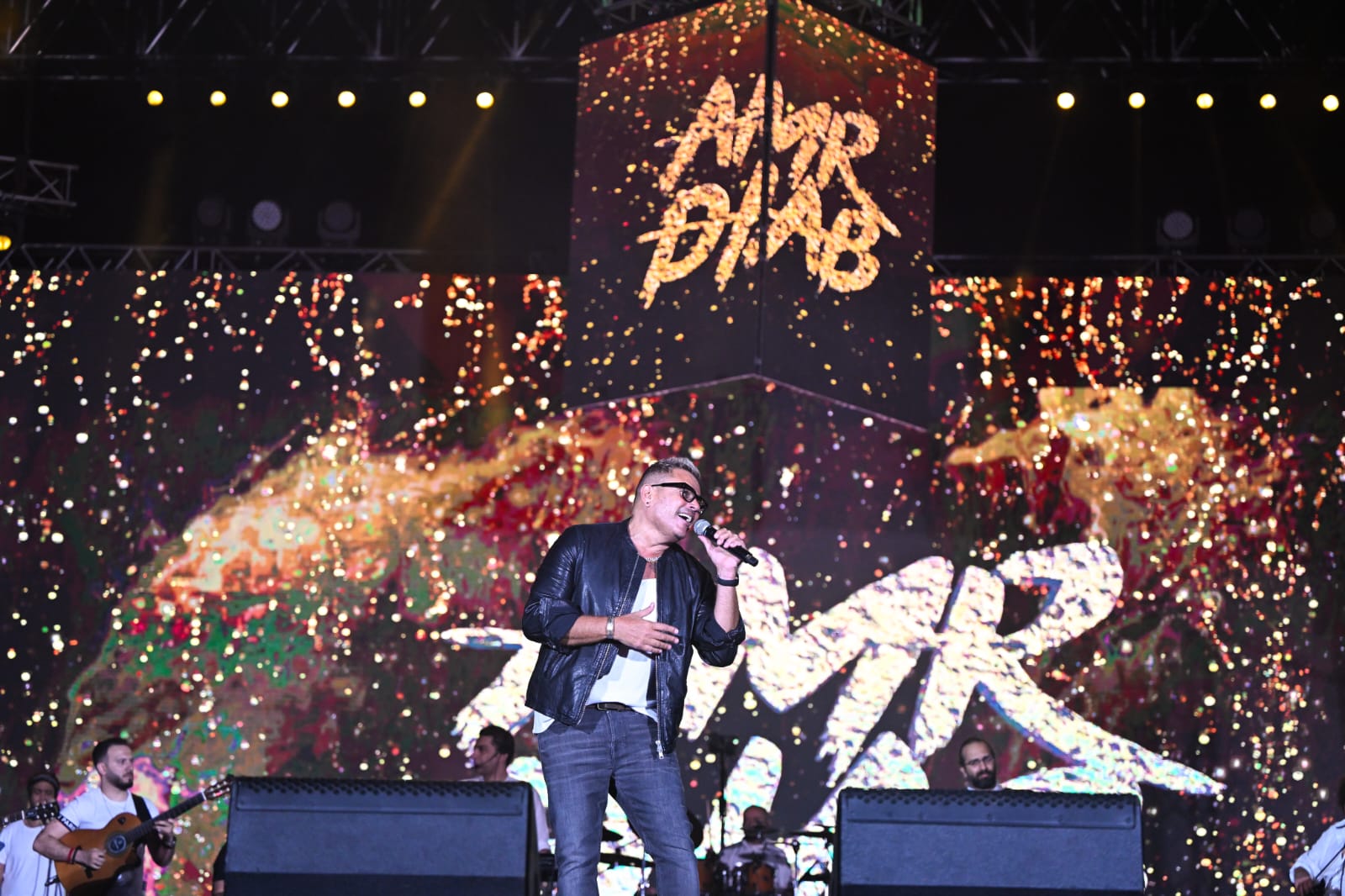 رقص وغناء وأغنية جديدة.. عمرو دياب يشعل أجواء الجامعة الأمريكية