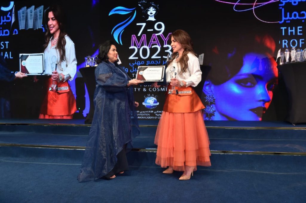 مي عمر تتغيب عن تكريمها كنجمة للجمال والأناقة لعام ٢٠٢٢