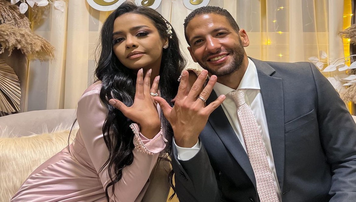 أسماء أبو اليزيد تعلن خطوبتها ..ومنى زكي أول المهنئين-صور