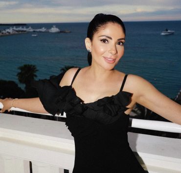 رغم إصابتها.. منى زكي تصل إلى "كان" وتتشارك مع جمهورها لحظات جميلة