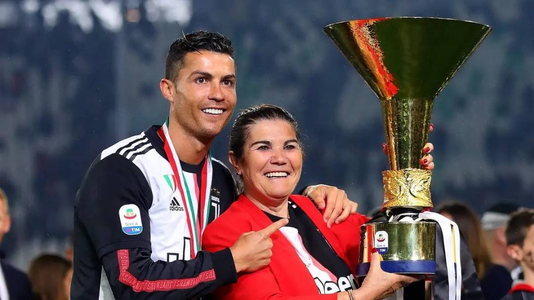 والدة كريستيانو رونالدو ترد على اتهامها باللجوء للشعوذة