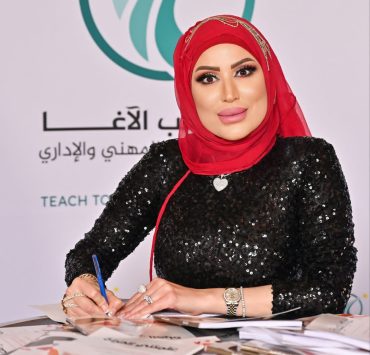 زينب الآغا تعلن عن افتتاح مركز للتدريب والتطوير وتوقع كتابها "علمتني الحياة"