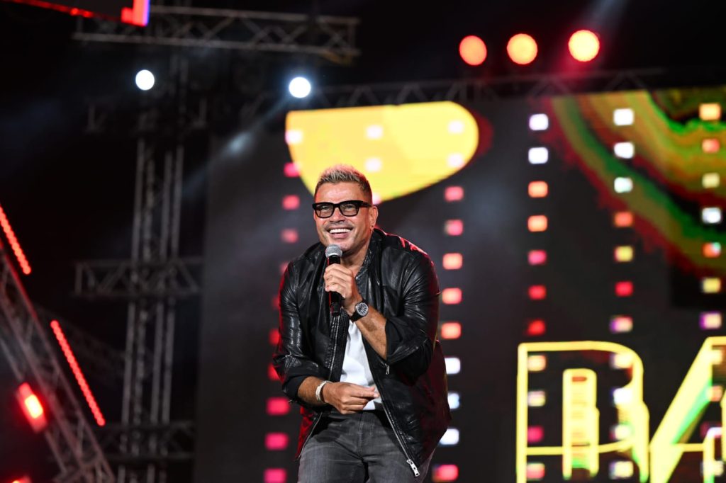 رقص وغناء وأغنية جديدة.. عمرو دياب يشعل أجواء الجامعة الأمريكية