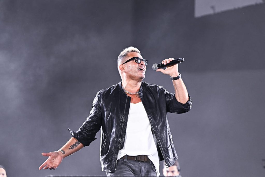 رقص وغناء وأغنية جديدة.. عمرو دياب يشعل أجواء الجامعة الأمريكية