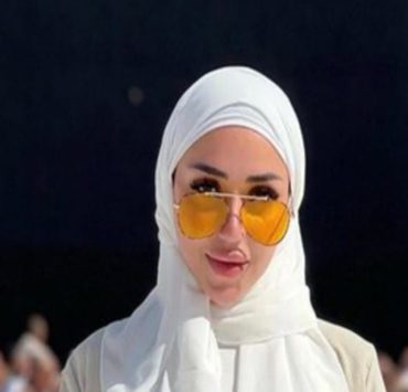 ظهرت برموش صناعية أثناء تأديتها العمرة.. ممثلة شهيرة تتعرض للانتقادات-صورة