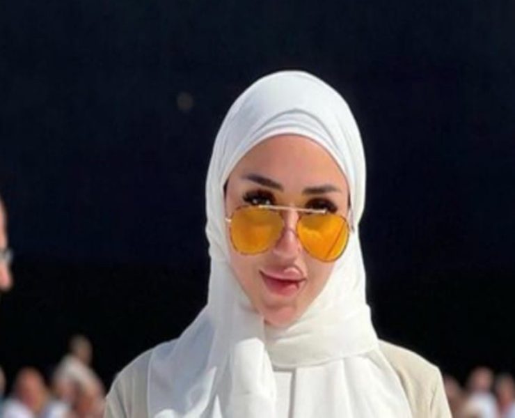 ظهرت برموش صناعية أثناء تأديتها العمرة.. ممثلة شهيرة تتعرض للانتقادات-صورة