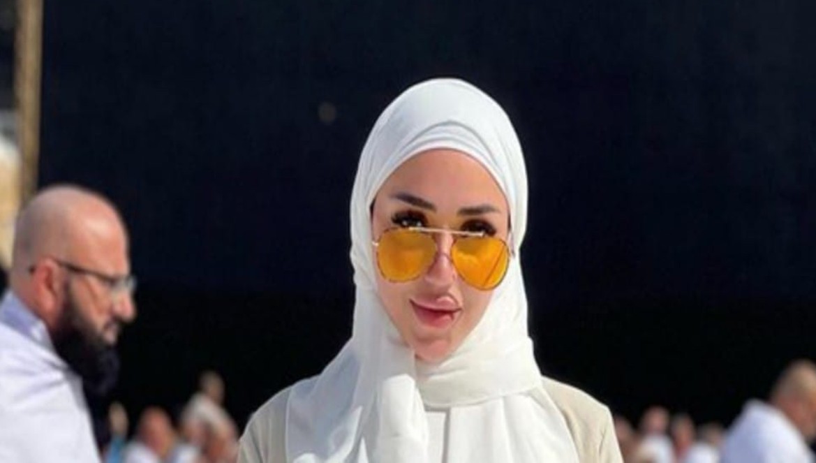 ظهرت برموش صناعية أثناء تأديتها العمرة.. ممثلة شهيرة تتعرض للانتقادات-صورة