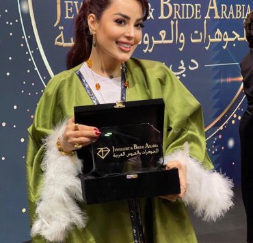 زوزو كهرمانة مكرمة في دبي على تصاميمها الراقية