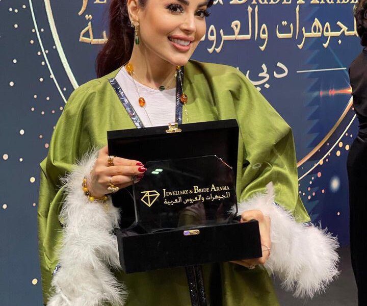 زوزو كهرمانة مكرمة في دبي على تصاميمها الراقية