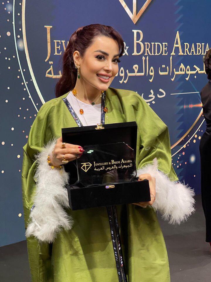 زوزو كهرمانة مكرمة في دبي على تصاميمها الراقية