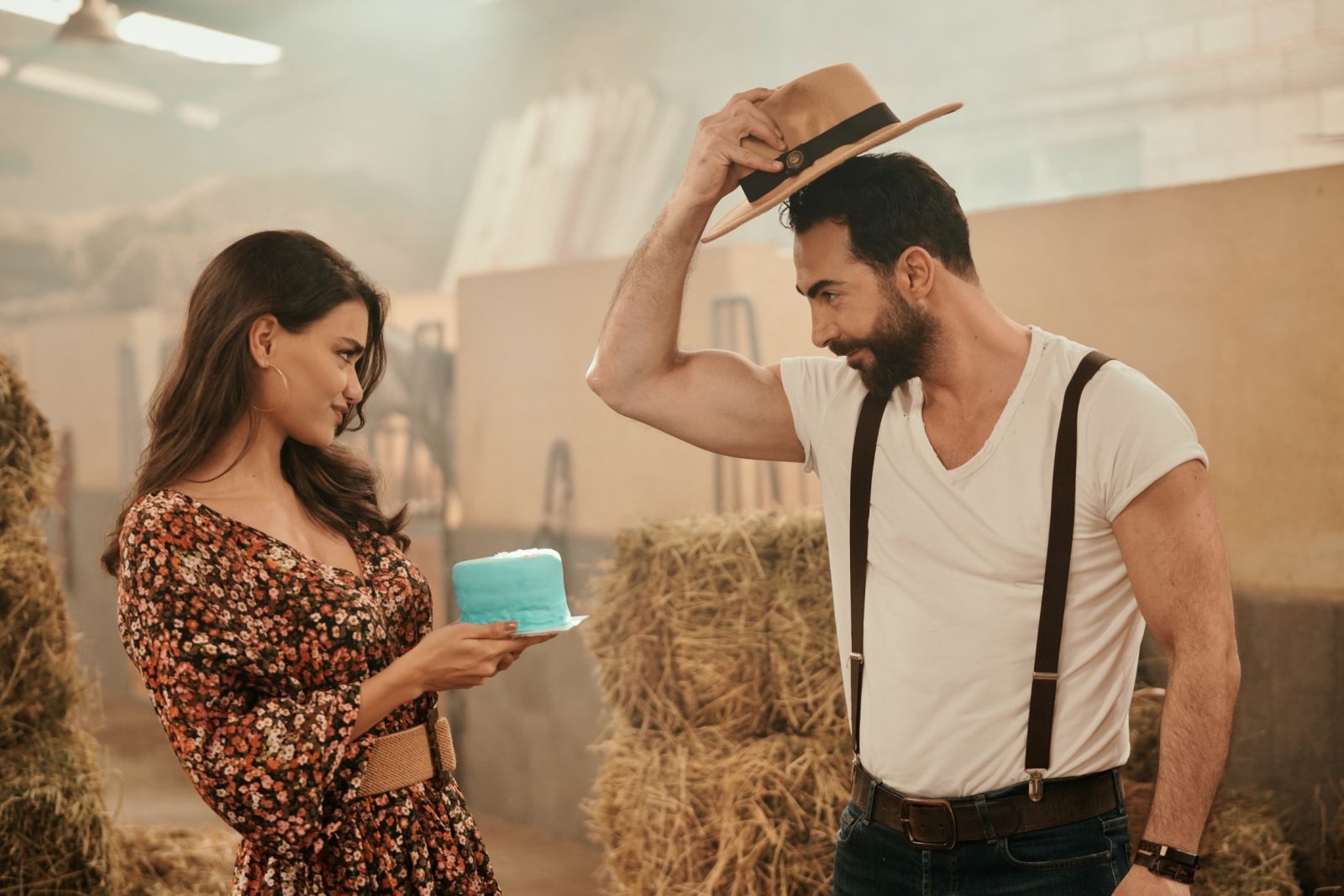 رغم انشغاله بالتمثيل.. كارلوس عازار يعود إلى الغناء ب "كل ما بدقلّك"
