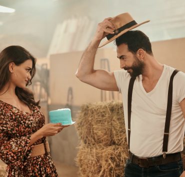 رغم انشغاله بالتمثيل.. كارلوس عازار يعود إلى الغناء ب "كل ما بدقلّك"