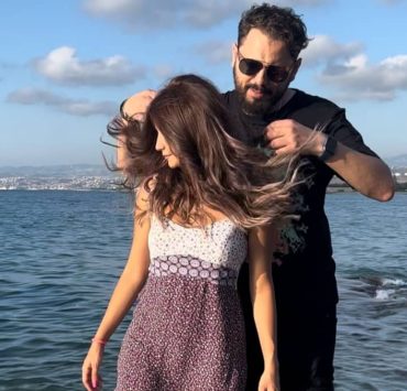 بأسلوبه الغريب والمميز.. عبد عوض يحقق شهرة عربياً