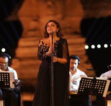 بجوار الأهرامات.. أنغام تتألق بالأسود