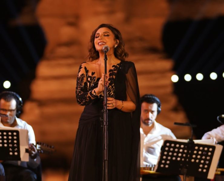 بجوار الأهرامات.. أنغام تتألق بالأسود