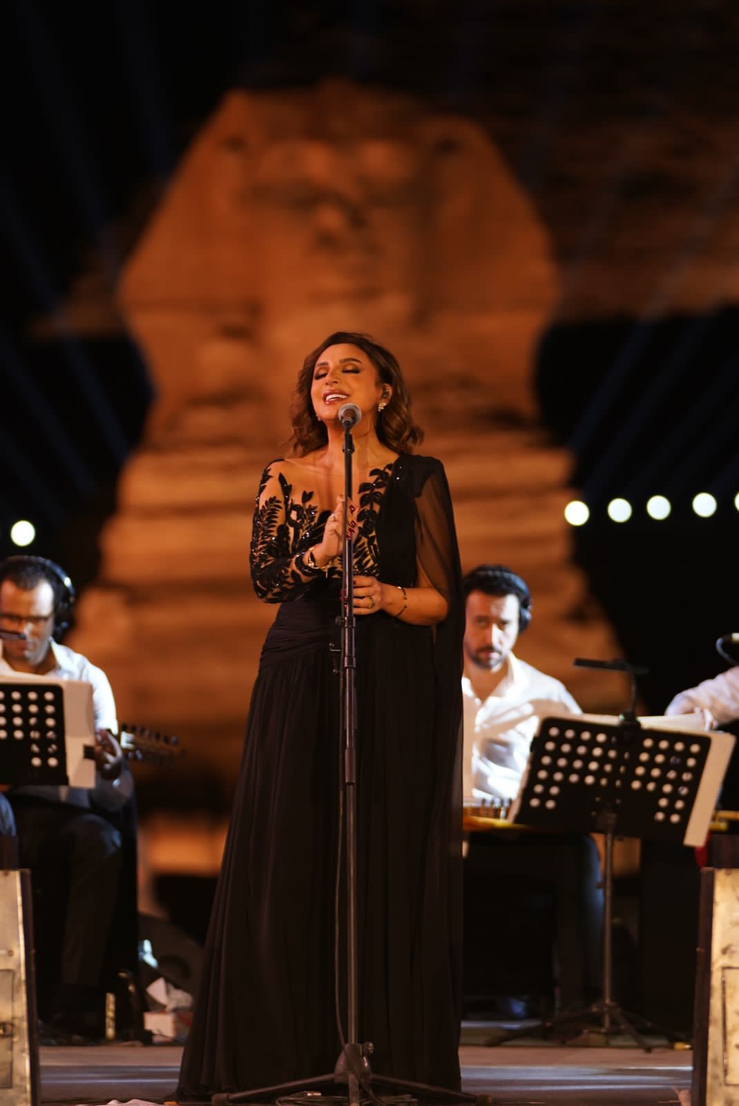 بجوار الأهرامات.. أنغام تتألق بالأسود
