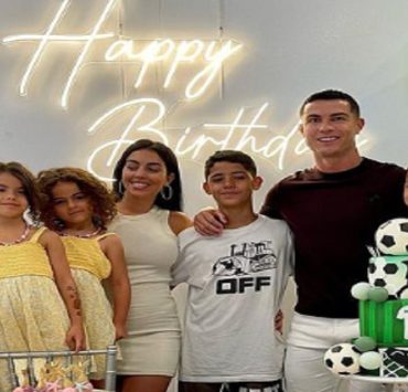 جورجينا تخطف الأنظار من جديد بـ "العباءة"