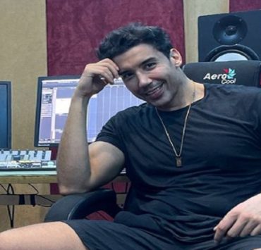 عادل إشبي يشوق جمهوره لجديده الفني