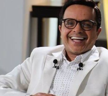 محمد هنيدي يحول فيلماً إلى مسرحية ويدخل عالم الإنتاج