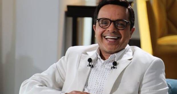 محمد هنيدي يحول فيلماً إلى مسرحية ويدخل عالم الإنتاج