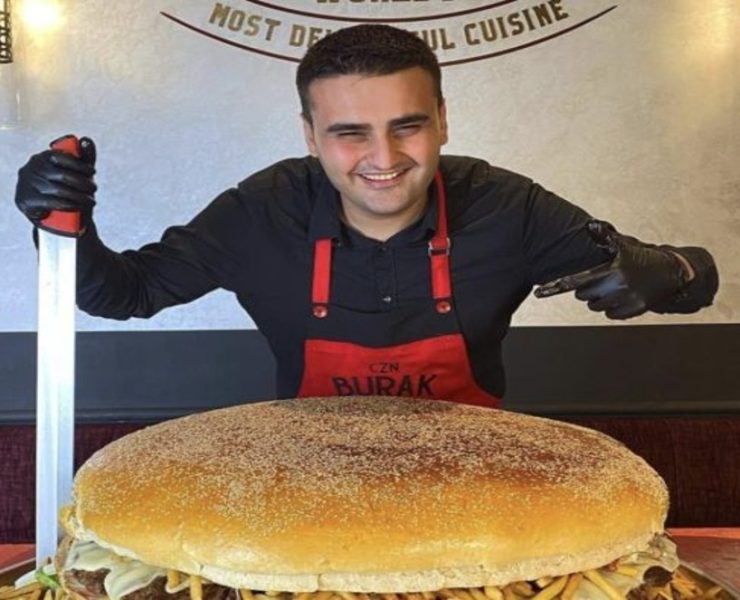 بوراك ووالدته يستمتعان بعطلتهما في مصر