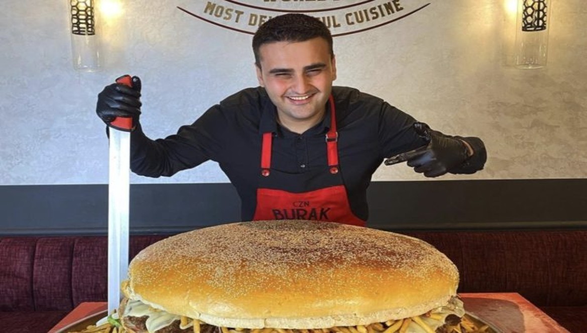 بوراك ووالدته يستمتعان بعطلتهما في مصر