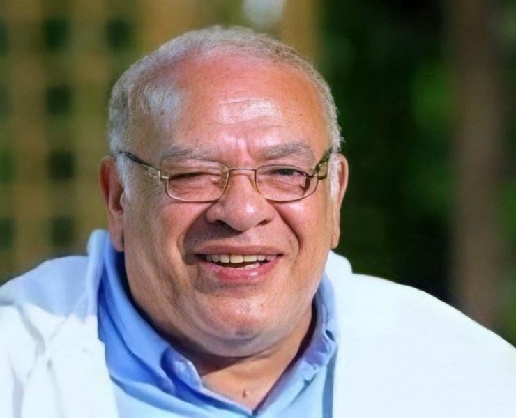 أحمد صلاح السعدني يقبل يد صلاح عبد الله في حفل تكريمه