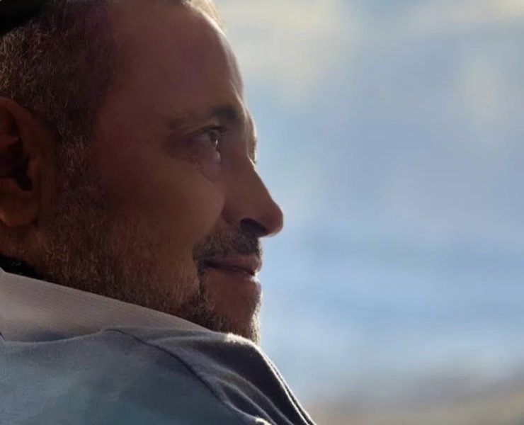 قبل صعوده.. الوسوف يطالب بوضع ستارة سوداء على المسرح
