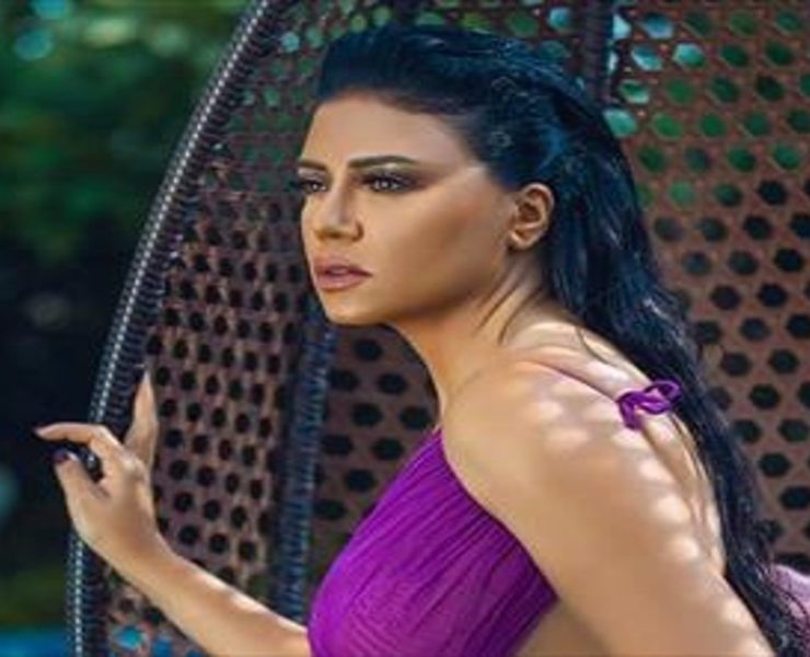 رانيا يوسف تستعرض أنوثتها بإطلالة صيفية-فيديو