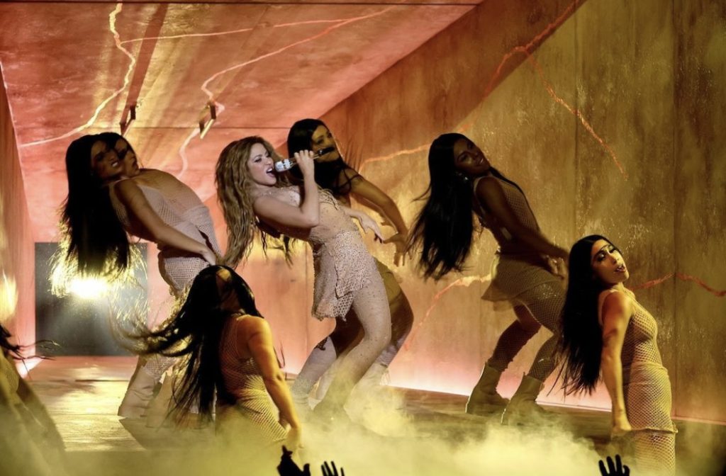 برفقة ابنيها.. شاكيرا تسرق الأضواء على مسرح VMAS