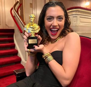 بإطلالة بسيطة وجذابة.. ستيفاني عطالله تحتضن التروفي