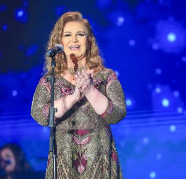 متألقة في جدة.. ميادة الحناوي بفستان من الذهب والحرير