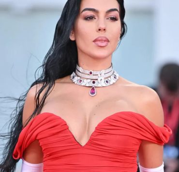 الأحمر يسيطر على إطلالات جورجينا رودريغيز في إيطاليا