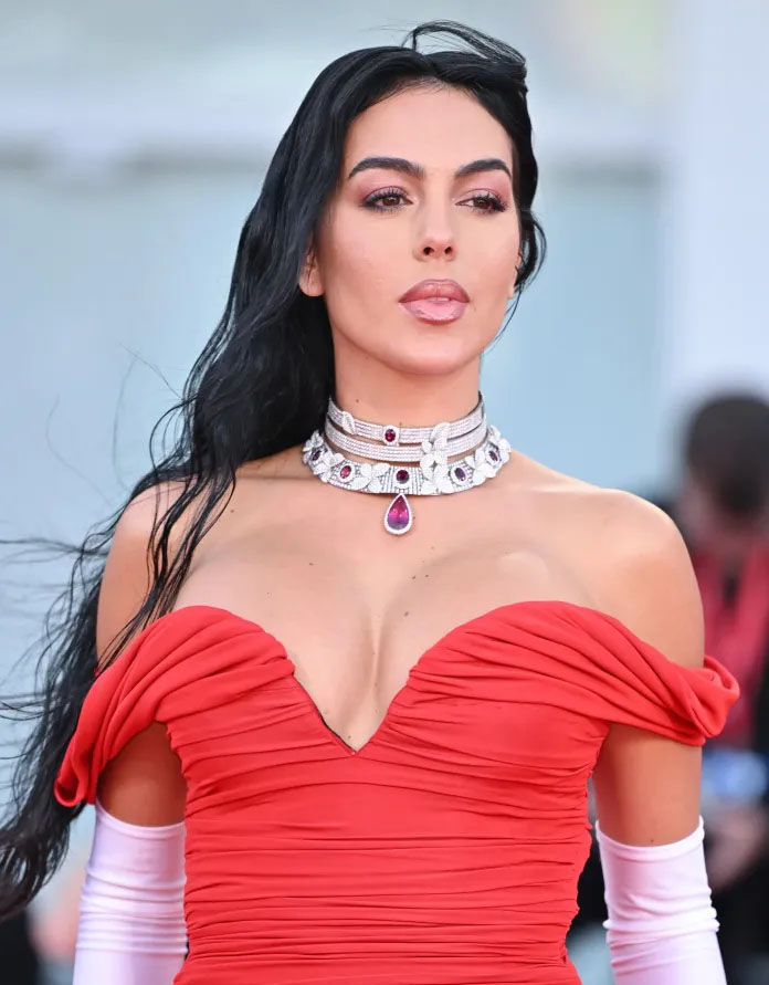 الأحمر يسيطر على إطلالات جورجينا رودريغيز في إيطاليا