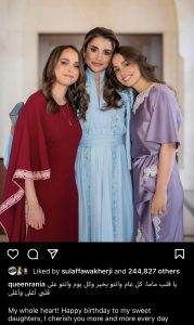 بهذه الكلمات.. الملكة رانيا تعايد ابنتيها