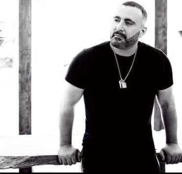 ما حقيقة إصابة أحمد السقا في عينه وسفره للعلاج!