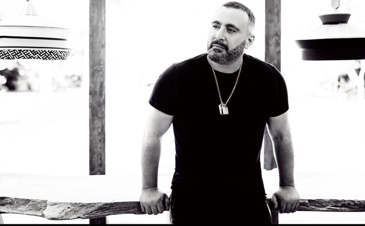 ما حقيقة إصابة أحمد السقا في عينه وسفره للعلاج!