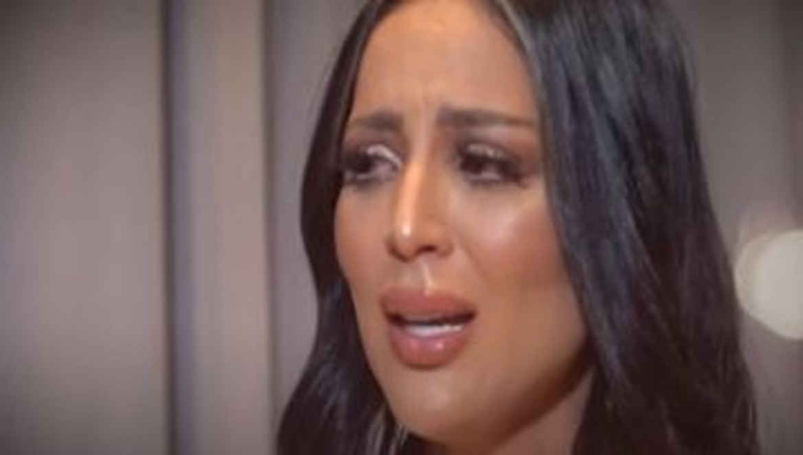 بالدموع..ابتسام بطمة تناشد الفنانين والمؤثرين-فيديو