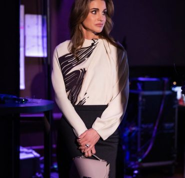 بهذه الكلمات.. الملكة رانيا تعايد ابنتيها