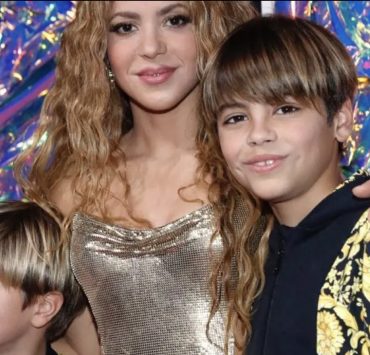 برفقة ابنيها.. شاكيرا تسرق الأضواء على مسرح VMAS